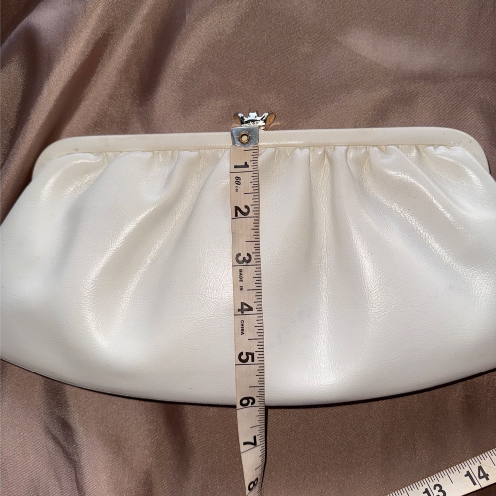 Vintage White Leather Clutch Metal Chain & Frame Red Leather Interior Retro Chic - Picture 6 of 13